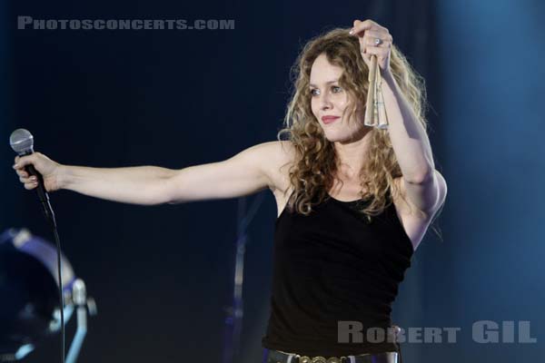 VANESSA PARADIS - 2010-06-26 - PARIS - Hippodrome de Longchamp - 